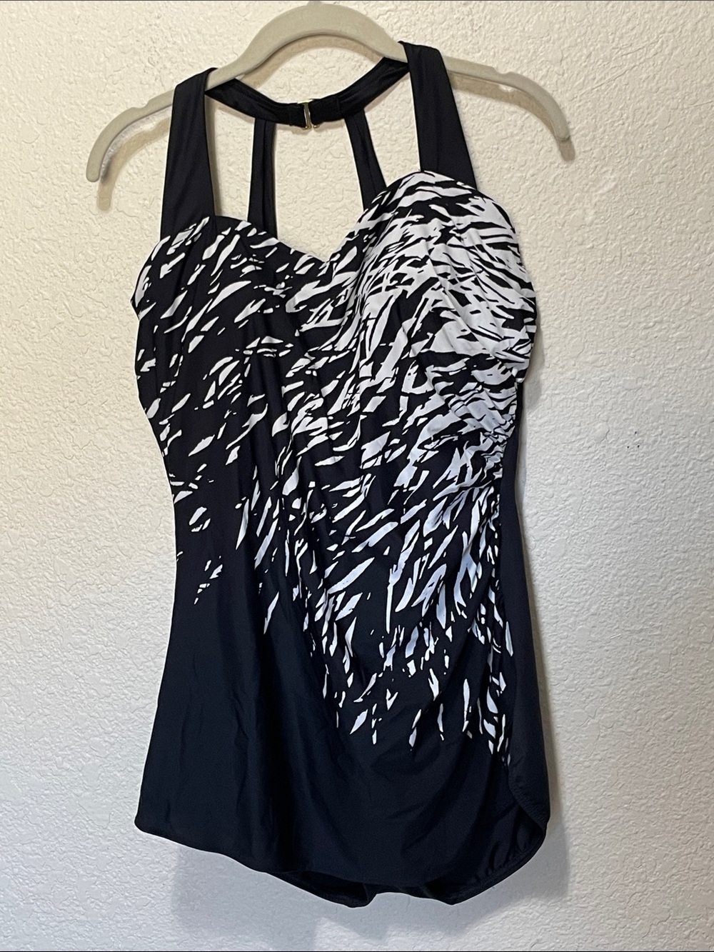 LANDS' END Women's Black &
White One Piece Swimsuit. Good Condition. Nice Suit.